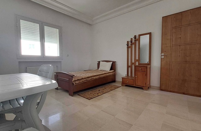 Spacious & Cozy Room with Fast WiFi in Tunis