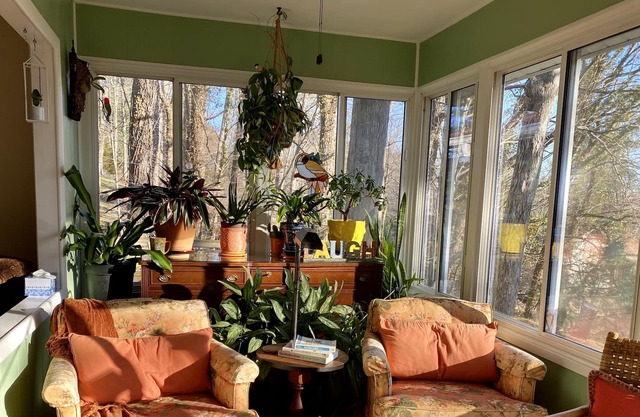 Spacious & Cozy, Well Appointed Home 20 Min South of Asheville 10 min to Airport