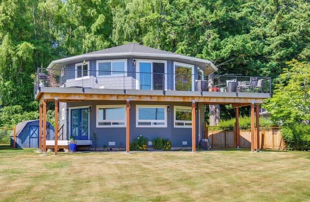 Spacious Deck w/ Ocean View: Puget Sound Gem!