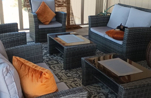 Spacious desert abode ready for you! Centrally located between BBNP and Davis Mt
