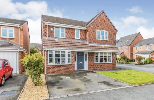 SPACIOUS DETACHED 5 Bedroom4 Bathroom WIFI Parking