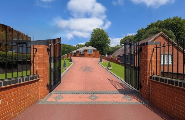 Stylish 5-Bedroom Detached Bungalow - Sleeps 10 - Large Garden & Private Parking