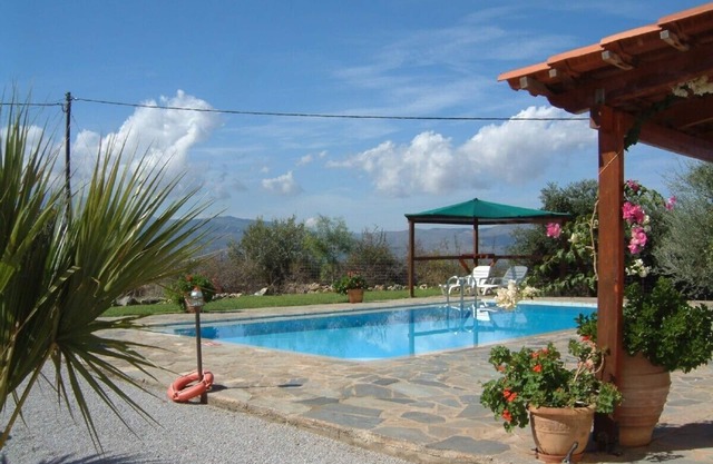 Espaciosa villa independiente con piscina privada y vistas panorámicas al mar y las montañas.