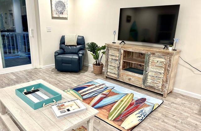 Spacious~Dog Friendly~Partial River View~Heated Pool~BBQ Grill~Gym~Laundry too!