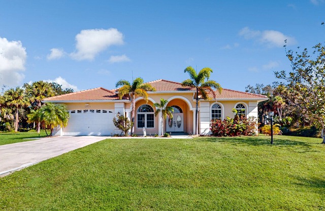 Spacious, dog-friendly home with pool, foosball, kayaks, & W/D - snowbirds OK