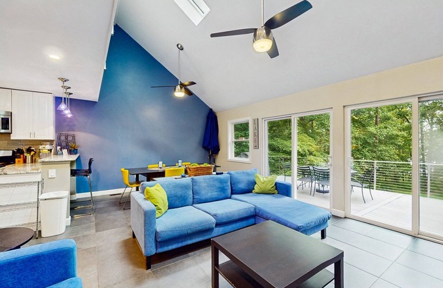 Spacious dog-friendly house with ping pong table, deck & grill