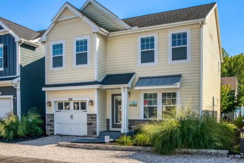 Spacious Dog-Friendly Getaway with Year-Round Pool & Hot Tub
