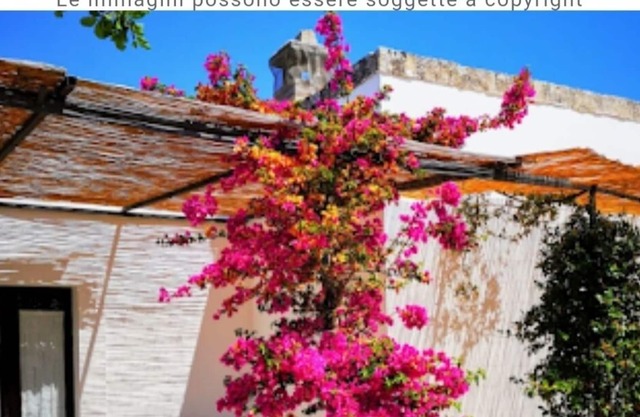 Amplia habitación doble en una antigua Masseria cerca del mar, desayuno incluido