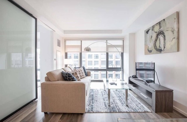 Spacious Downtown 1BR | Laundry In-unit | High Ceilings