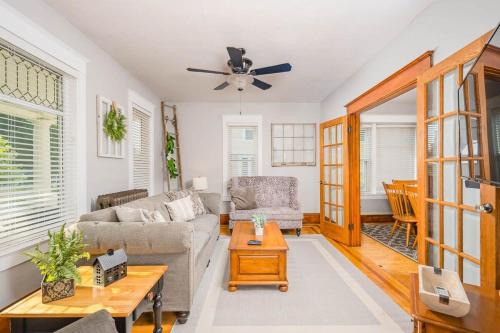 Spacious Downtown Character Home - 4 bedroom 3 bath Lawrence University College Ave