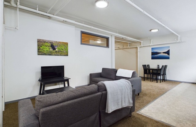 Spacious Downtown Studio Steps to the Cruise Docks
