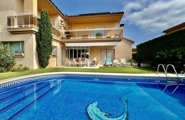 Amplia casa de ensueño con piscina y jardín para toda la familia.