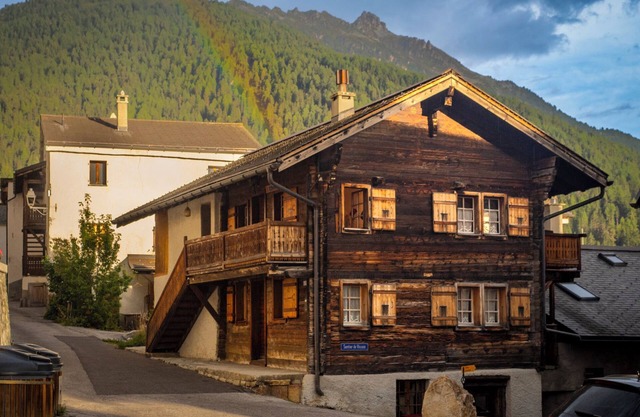Exterior: apartamento de 2 pisos en un chalet, para 8 personas, balcón con muebles de jardín