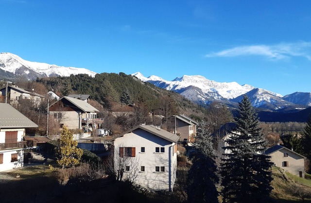 Spacious duplex apartment with mountain views, close to shops