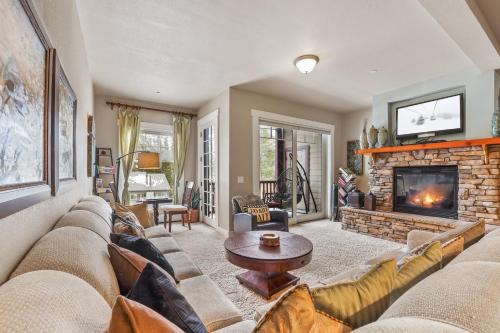 Spacious Elegance-Kirkwood-Timber Ridge 3 Bedroom residence