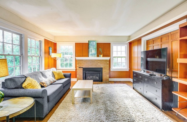 Spacious Eugene Home w/ Patio - Walk to UO Campus!