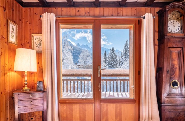 Spacious family chalet with balcony and garden