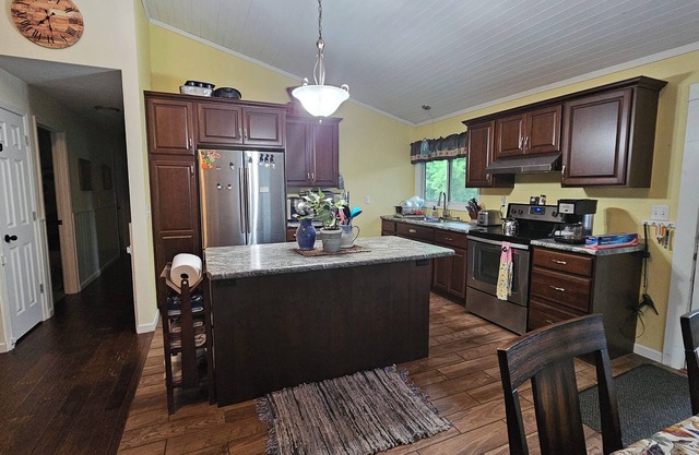 Spacious family and pet friendly 3-bedroom house 5 miles south of Aitkin.