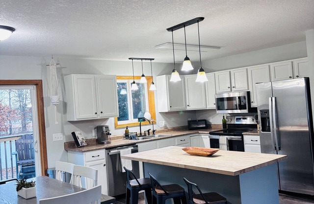 Spacious Family and Pet Friendly Cozy Cottage Near Gull Lake in Baxter