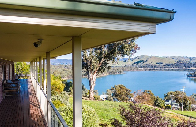 Spacious, family friendly home. Incredible views of lake Eildon and lake access