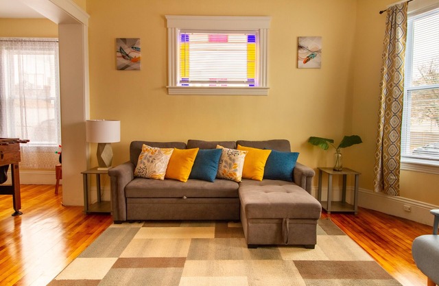 Spacious family friendly 3BR 1st FL apt. Kelly SQ, collages & universities