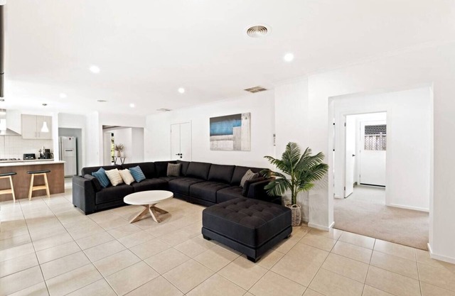 Spacious family friendly home w/spa & Games room