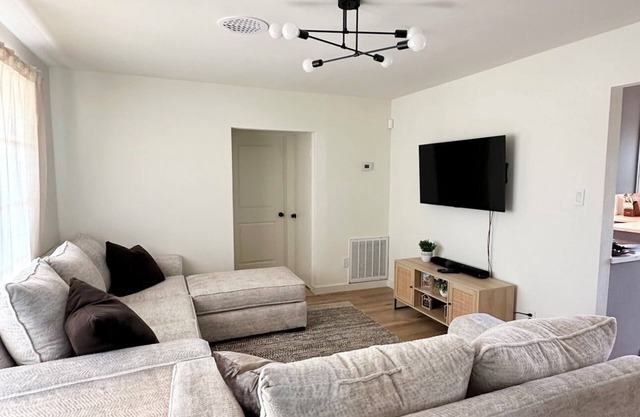 Spacious family friendly 4-bedroom house in Houston, near Downtown