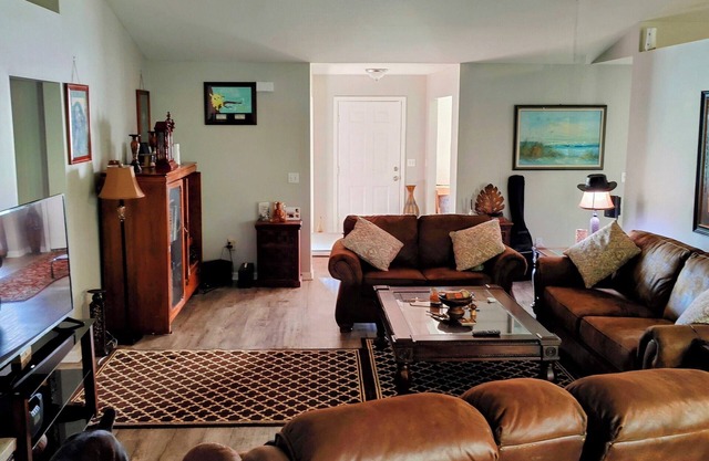 Spacious Family Home with 1 acre of fenced in yard - pet friendly