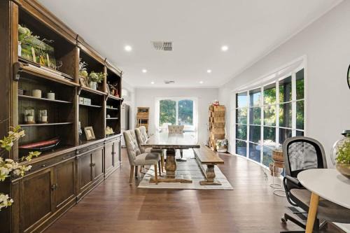 Spacious Family Home in the heart of Wheelers Hill