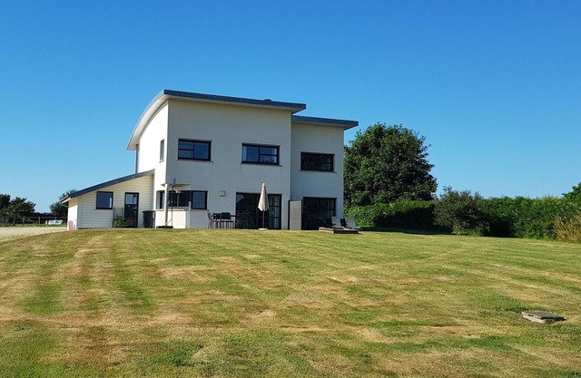 Casa moderna, spa y terraza con vista al mar, cerca de las playas, hasta 8 personas.