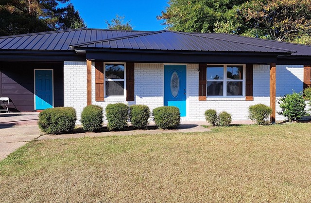 Spacious Family Home Close to University of Alabama Sleeps up to 9 People!