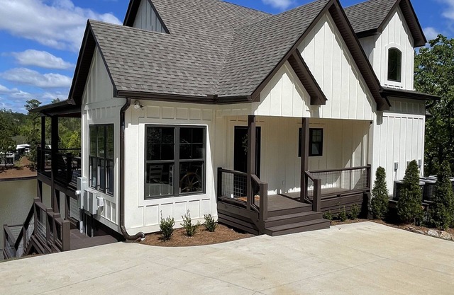 Spacious family lake house and game day retreat on beautiful Lake Martin Alabama