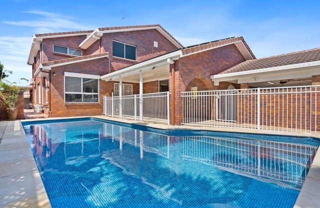 Spacious Family Oasis 5bd Waterfront Pool