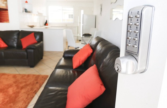 Apartamento de 2 dormitorios. Amplia sala de estar. Abierto al patio. Locacion central