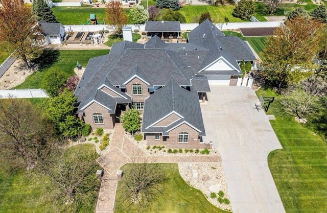 Spacious Family Retreat in Waterloo with Pool & Theater