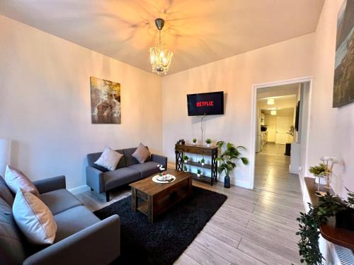 Spacious Family Stay, Cosy & Modern, 2 Bedroom, WiFi, Parking, Garden