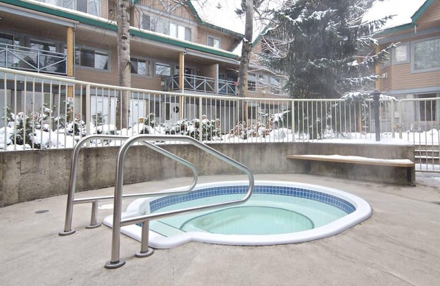 Hermosa y espaciosa casa de pueblo familiar. RECIENTEMENTE AMUEBLADO + ACTUALIZADO con el encanto Rustic Whistler