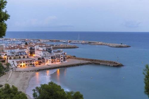 SPACIOUS FLAT WITH SEA VIEWS, 3 BEDROOMS, 2 BATHROOMS and NEXT TO THE BEACH!