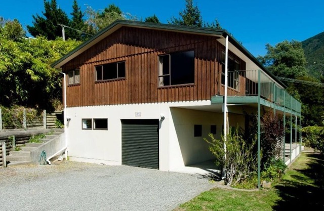 SPACIOUS FOUR BEDROOM HOUSE OVERLOOKING PICTON.
