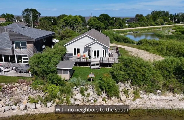 Spacious four-season waterfront , 3-bedroom. Relax, ice fishing, snowmobiling