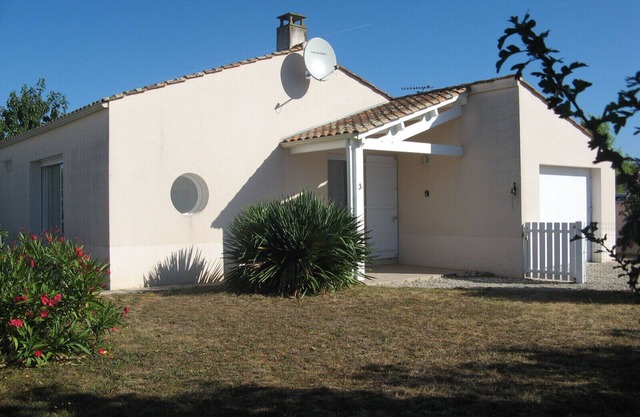Amplia villa, situada en una tranquila calle sin salida rodeada de jardines privados.