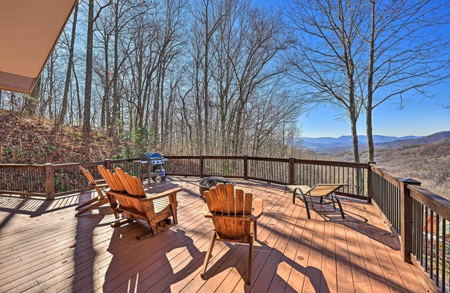 Spacious Franklin Cabin w/ Mountain Views!