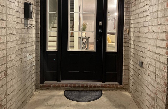 Spacious, Fully Equipped 2BR Townhome Near Downtown