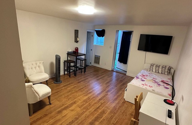 Spacious Furnished Studio. Private Bathroom kitchen Near UTM, Luxurious, Secured