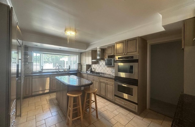 Spacious Gated 6BR house with 2 Master BRs, Pool & Spa!
