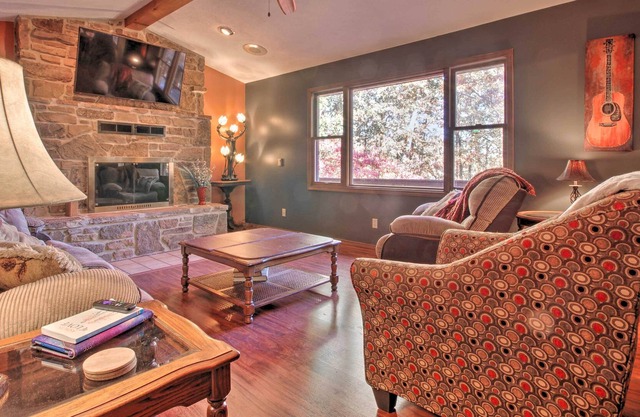 ¡NUEVO! Norfolk Lake Getaway Home w / Game Room & View!