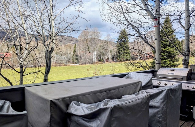 Spacious Golf Course Townhome Centrally Located Between Beaver Creek and Vail