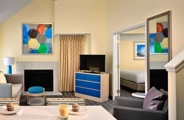 Spacious Good-Value Accommodation! w/ Pool, Pet-Friendly, Near Surf Road Beach