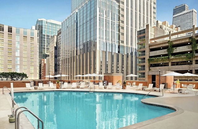 Spacious Good-Value Accommodation! Parking, Outdoor Pool, Near Field Museum