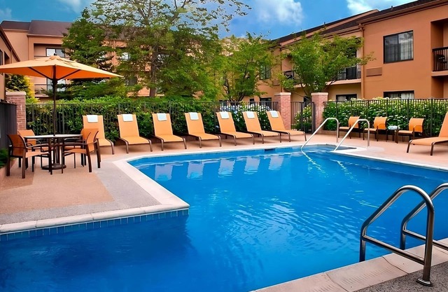 Spacious Good-Value Accommodation! Near Bowen's Wharf, Free Parking, w/ Pool
